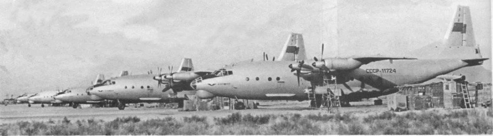 An-12BK Aeroflot en area estacionamiento Bagram.webp