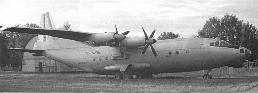 An-12BK con trampas UB-26 en fuselaje.webp