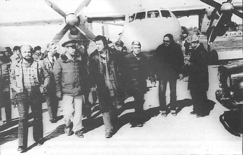 An-26 V-VS trae a cantante Lev Leshchenko to Jalalabad. Al lado, cdte 335 Regiment Coronel Be...webp