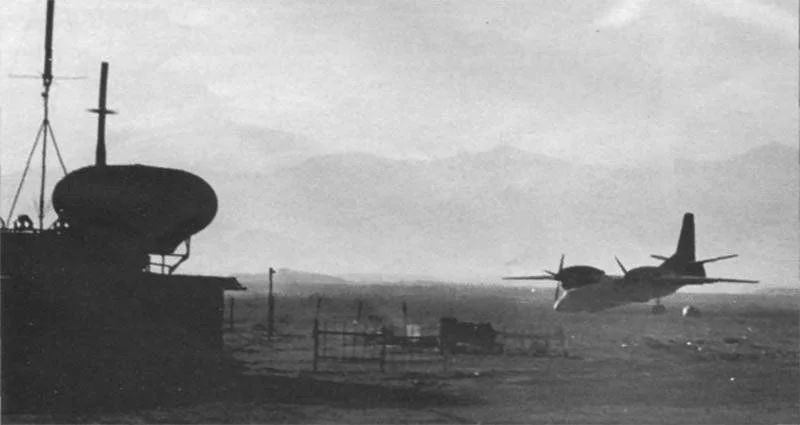 An-32 AAF accidentado tras aterrizaje emergencia. Bagram, November 1988.jpg