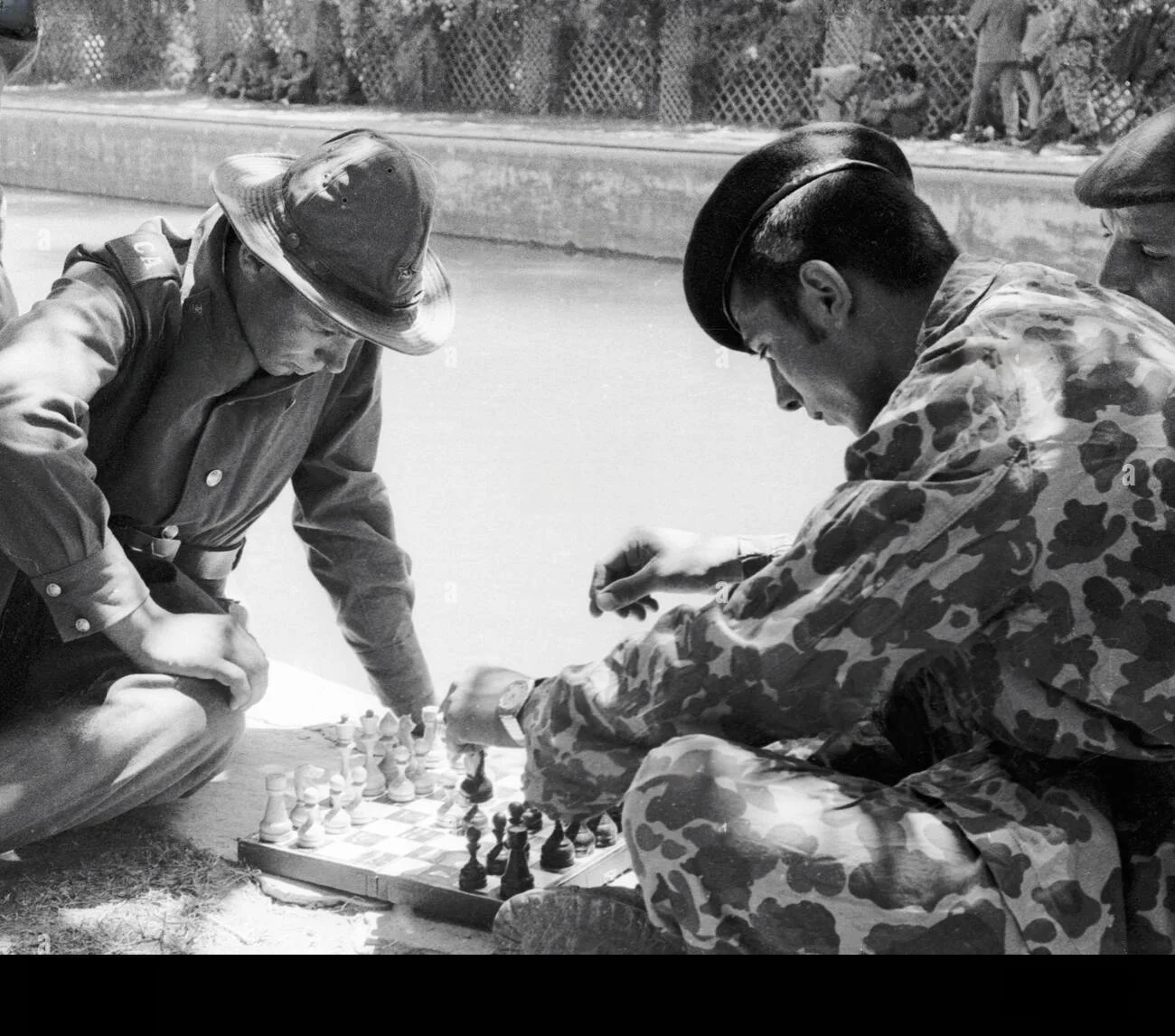 an-afghan-soldier-is-playing-chess-with-a-soviet-soldier-B9D5GM_1_-transformed.webp