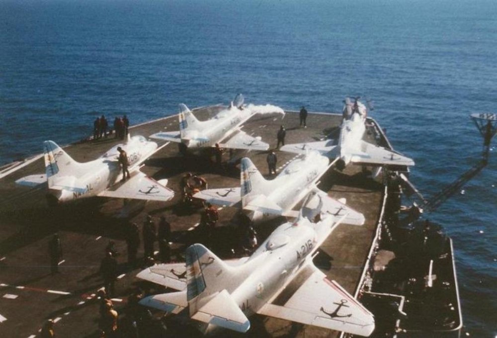 Argentine Navy A-4Q (3-A-216, 214, 206 & one more) on 25 de Mayo.jpg