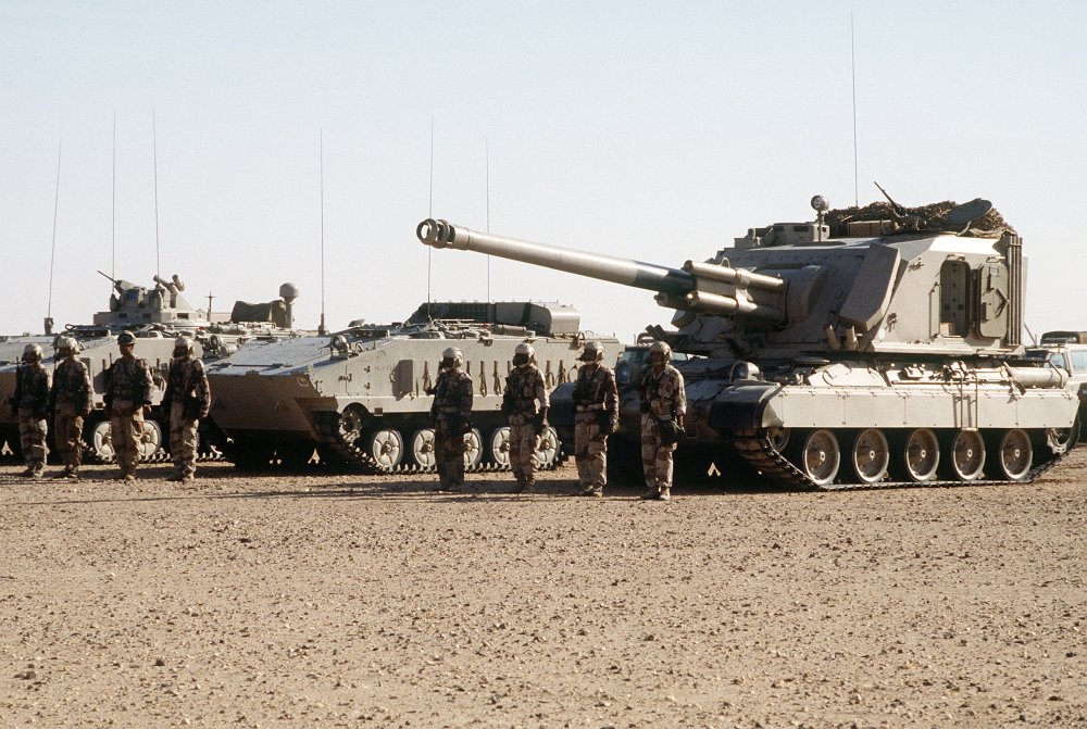 AuF1_and_AMX-10P_(Royal_Saudi_Land_Force).jpg