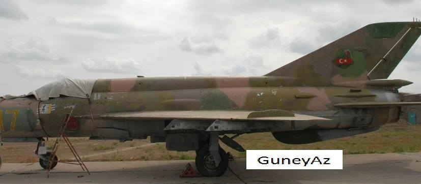 Azerbaïjan MiG-21SM (17 yellow) stored.webp