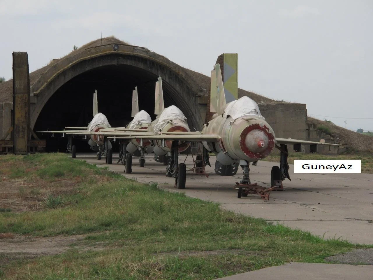 Azerbaïjan MiG-21SM stored.webp