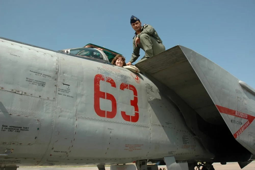 Azerbaijan MiG-25 (63 red) with Col Theresa Meyer at Nasosnaya AB (18 May 2006).webp