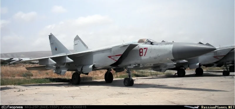 Azerbaijan MiG-25P (87 red) at Nasosnaya AB (10 May 2010).webp