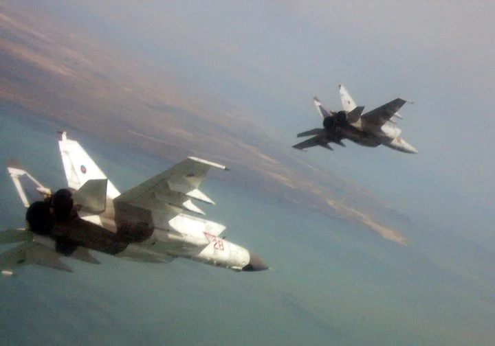 Azerbaijani MiG-25P (28 & .. red) inflight (before February 2011).webp