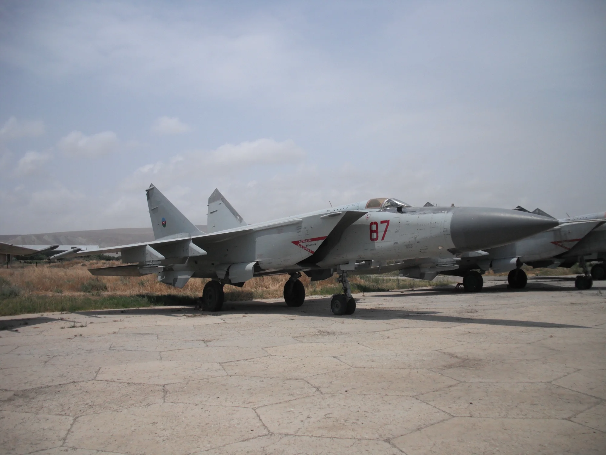 Azerbaijani MiG-25P (87 red) stored.webp