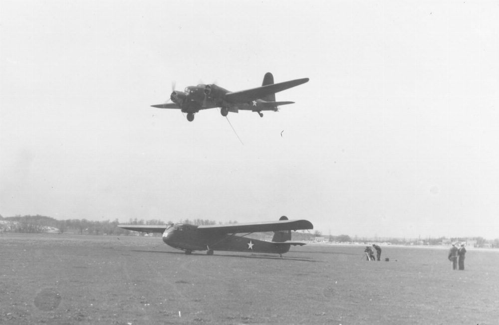B-23_Dragon_aerial_pick-up_test_over_a_CG-3A.jpg