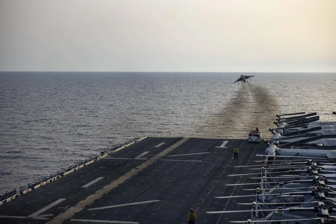 b-harrier-takes-off-from-uss-wasp-v0-s9fjt3m5afgd1.webp