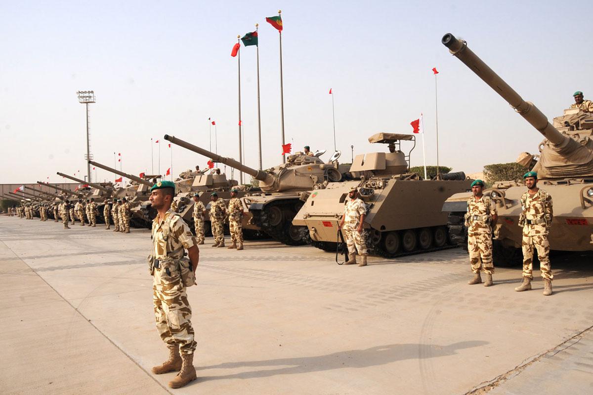 bahraini-soldiers-bahraini-troops-4-tanks-in-parade.jpg