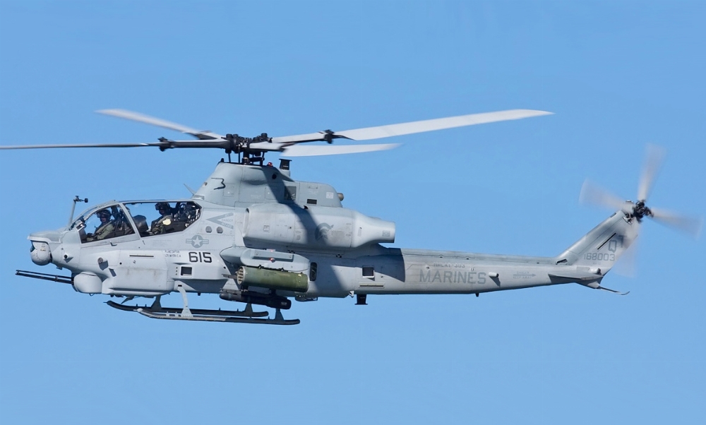 Bell_USMC_AH-1_Viper_%28cropped%29.jpg