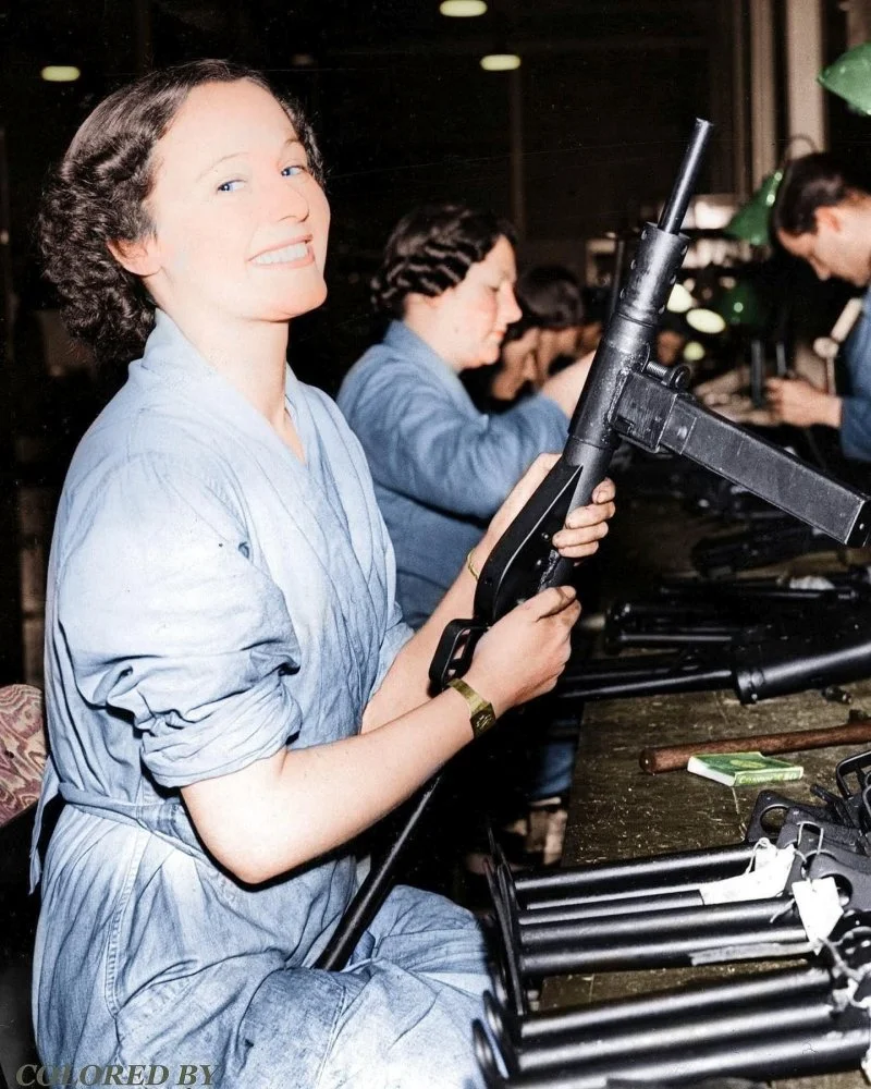 British Sten submachine gun assembly factory. 1942.webp