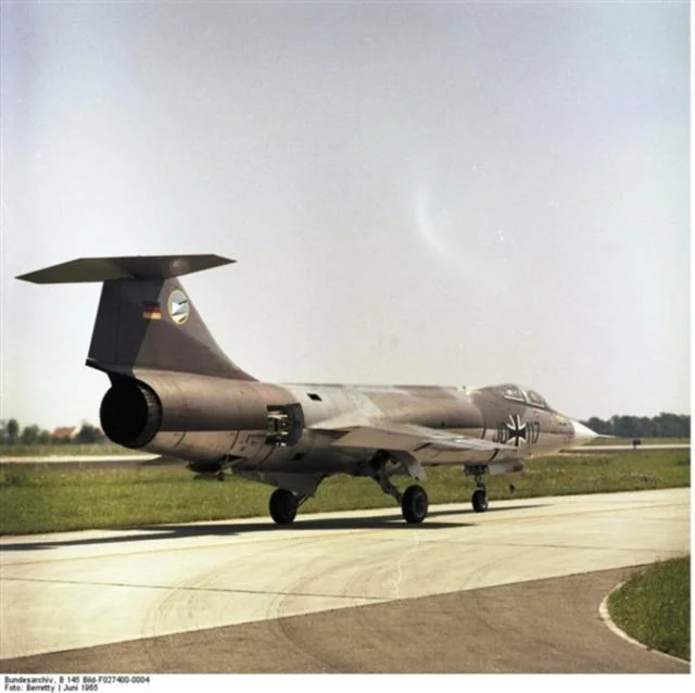 Bundesarchiv_B_145_Bild-F027400-0004,_Flugzeug_F-104_Starfighter,_JG_74 (Small).webp