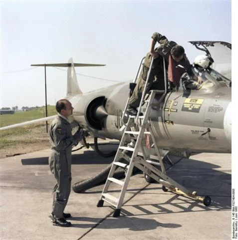 Bundesarchiv_B_145_Bild-F027404-0005,_Flugzeug_F-104_Starfighter,_JG_74 (Small).webp