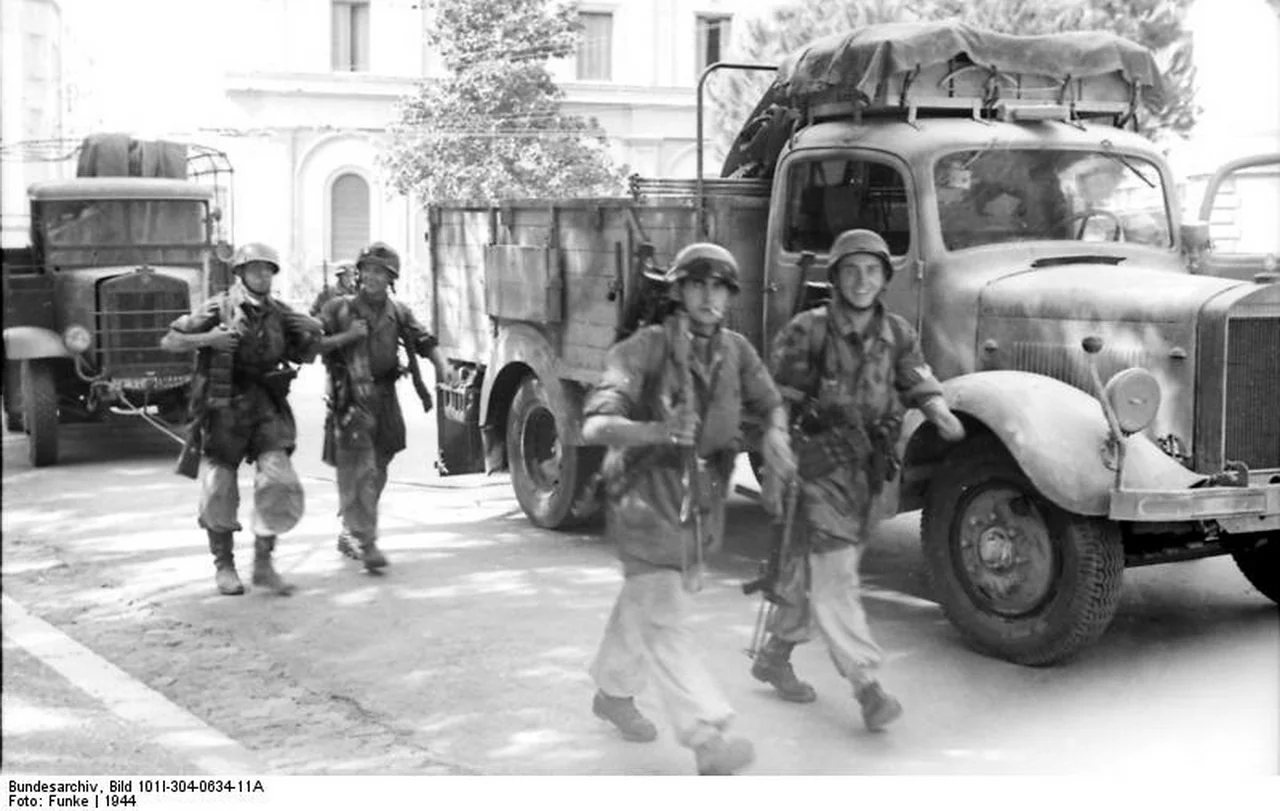 Bundesarchiv_Bild_101I-304-0634-11A,_Italien,_Fallschirmjager.webp