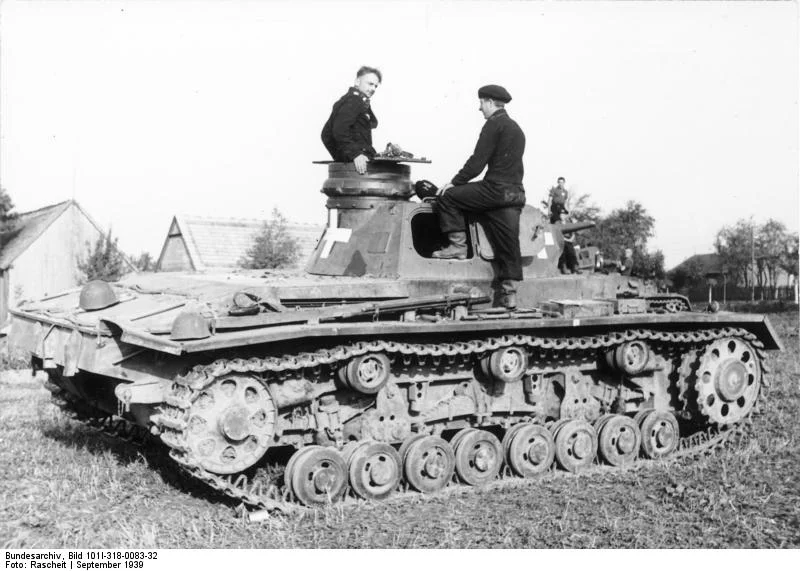 Bundesarchiv_Bild_101I-318-0083-32,_Polen,_Panzer_III_mit_Panzersoldaten.jpg