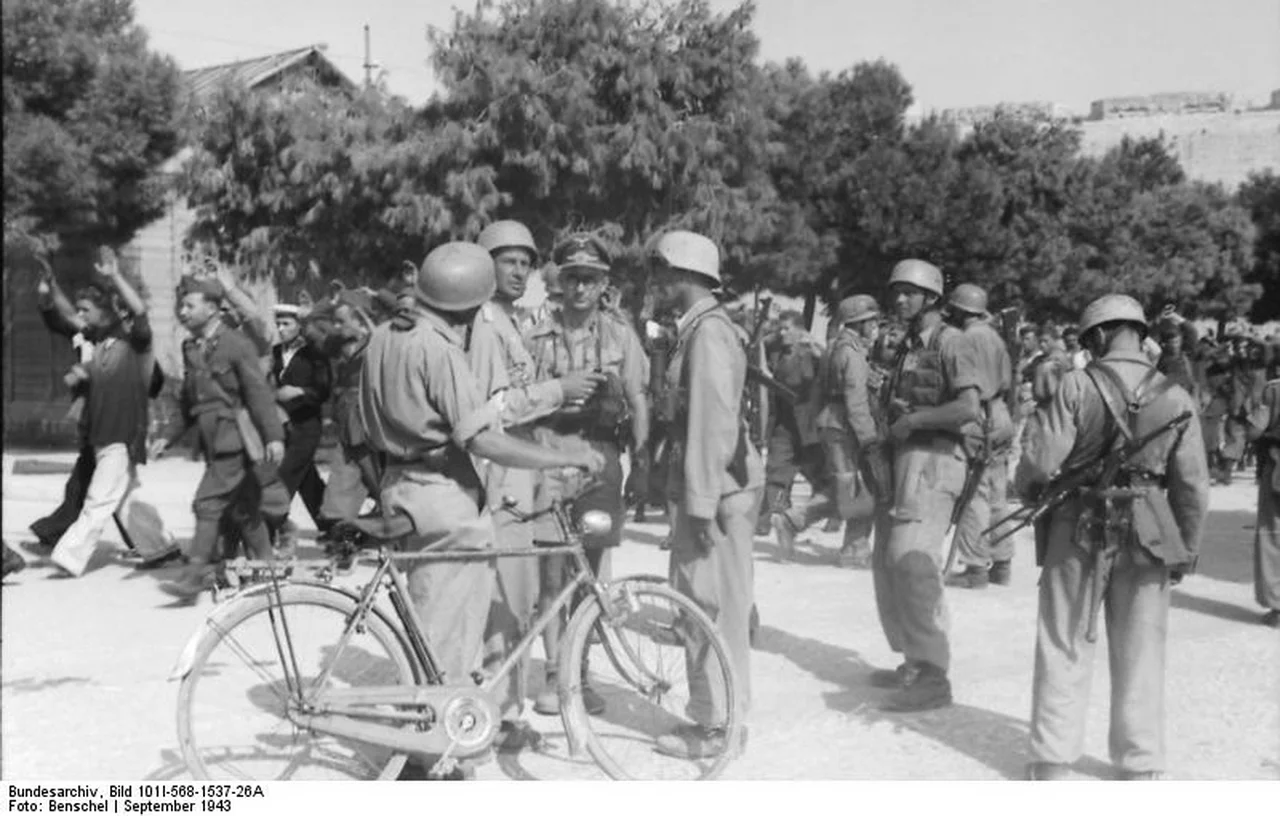 Bundesarchiv_Bild_101I-568-1537-26A,_Italien,_Fallschirmjager,_verhaftete_Italiener.webp