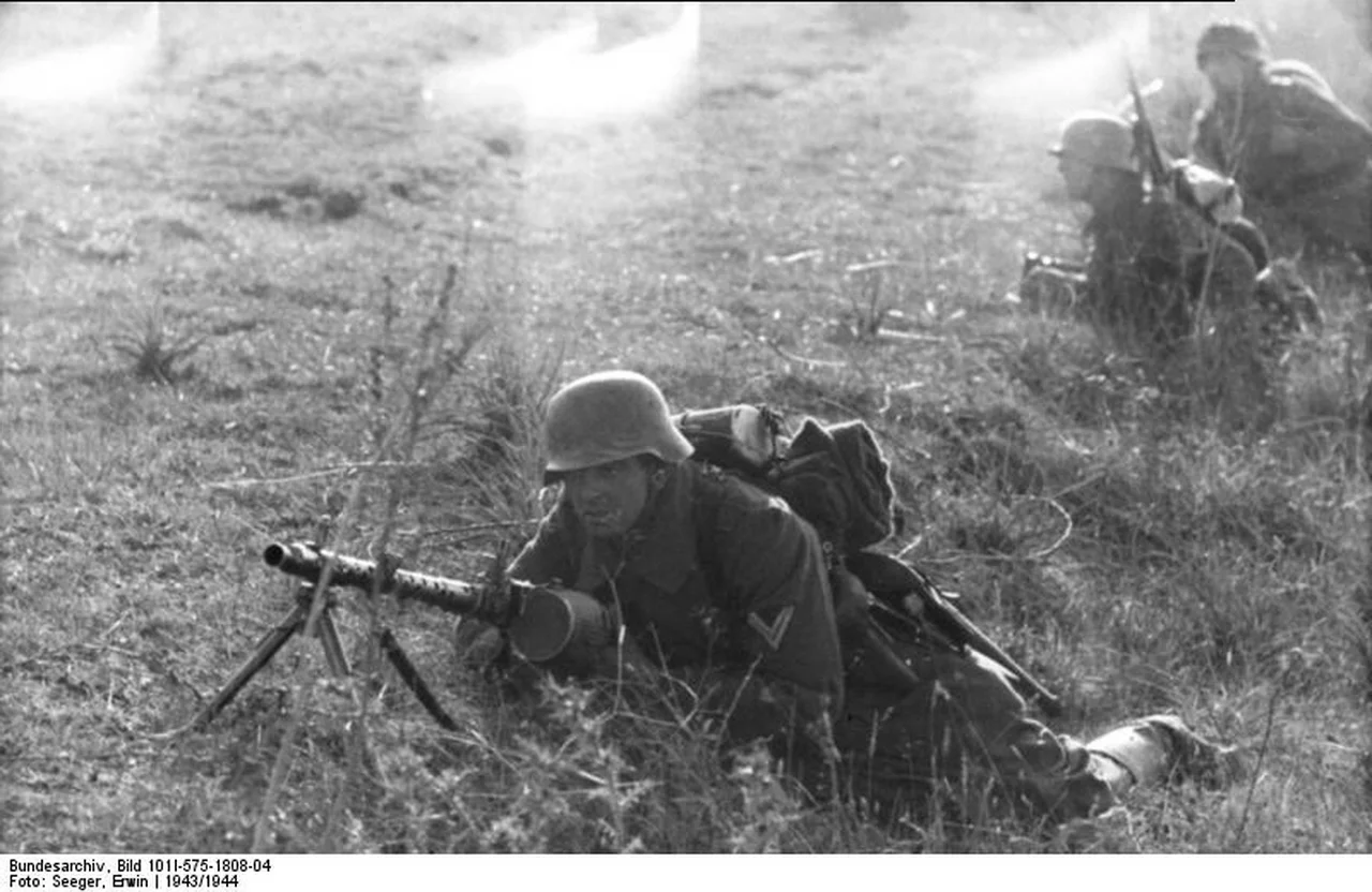 Bundesarchiv_Bild_101I-575-1808-04,_Italien,_Soldat_mit_MG,_Fallschirmjager.webp