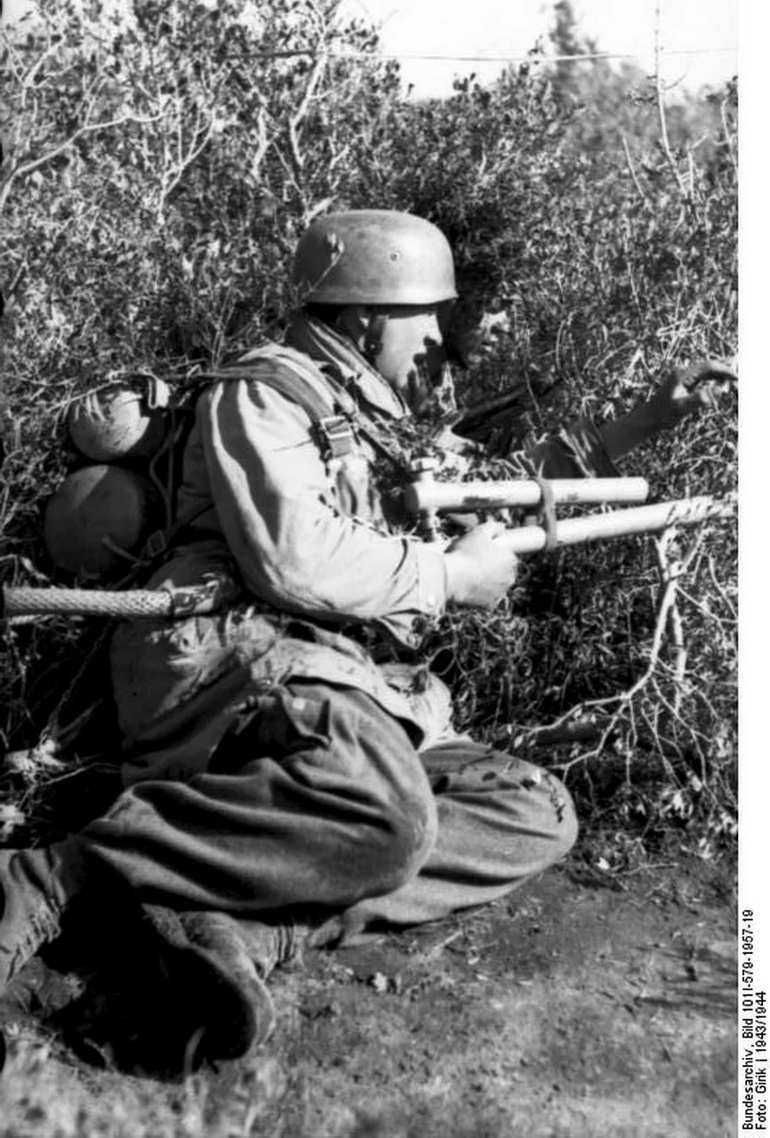 Bundesarchiv_Bild_101I-579-1957-19,_Italien,_Fallschirmjager_mit_Flammenwerfer.webp