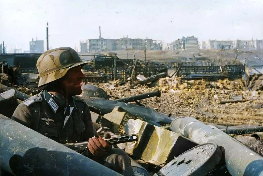 bundesarchiv_bild_116-168-618_russland_kampf_um_stalingrad_soldat_mit_mpi-topaz-enhance-4x-fa...webp