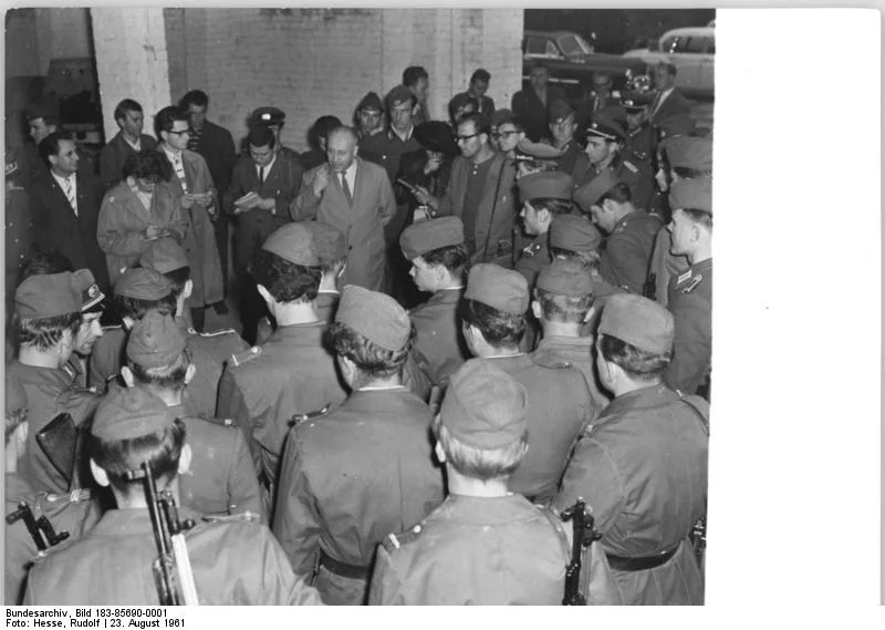 Bundesarchiv_Bild_183-85690-0001,_Berlin,_Mauerbau,_Bereitschaftspolizei,_Besuch_Norden.webp