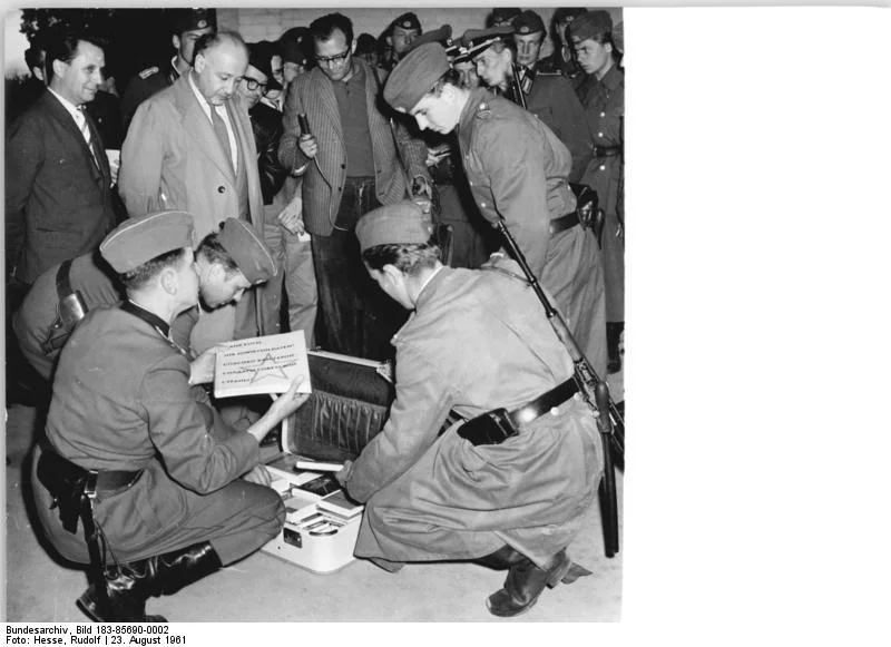 Bundesarchiv_Bild_183-85690-0002,_Berlin,_Mauerbau,_Bereitschaftspolizei,_Besuch_Norden.webp