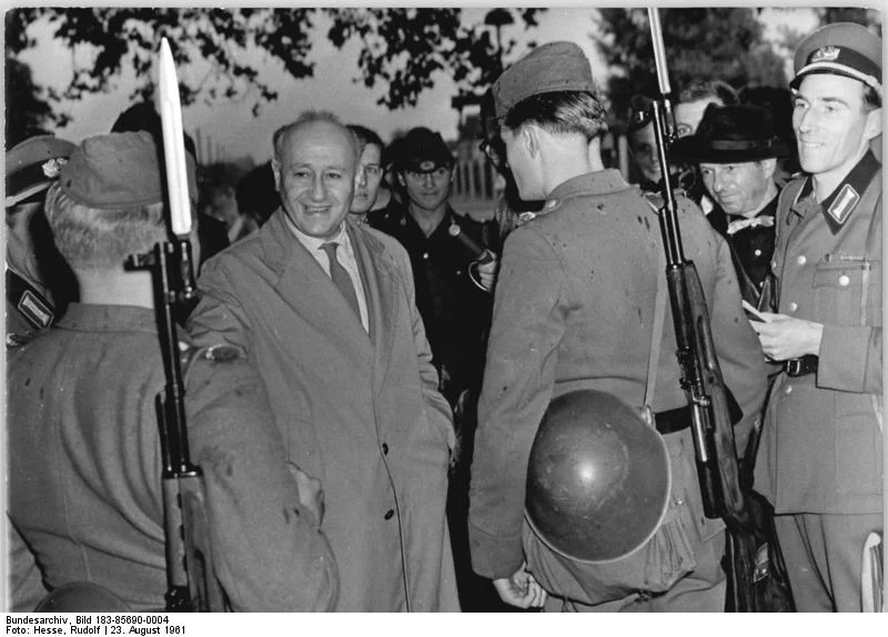 Bundesarchiv_Bild_183-85690-0004,_Berlin,_Mauerbau,_Bereitschaftspolizei,_Besuch_Norden.webp