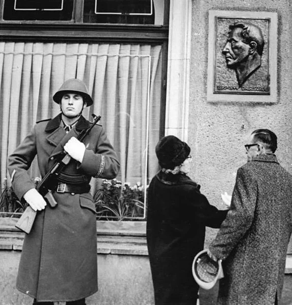 Bundesarchiv_Bild_183-H1106-0026-001,_Berlin,_Namensgebung_Richard-Sorge-Straße.webp