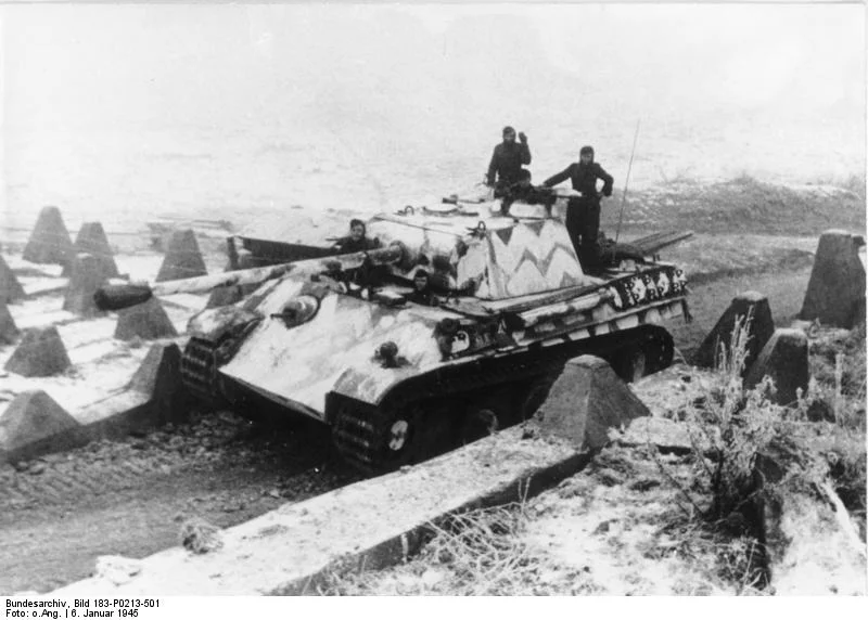 Bundesarchiv_Bild_183-P0213-501%2C_Westwall%2C_Panzer_V_%28Panther%29_durchquert_Panzersperren.webp