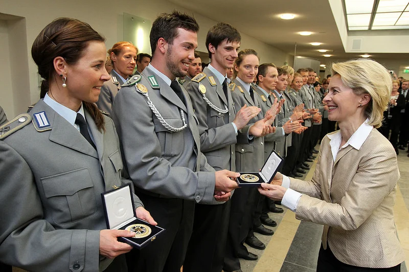 Bundeswehr_Ursula_von_der_Leyen_Ehrung_Spitzensportler_Foto_Bundeswehr_Sebastian_Wilke.jpg