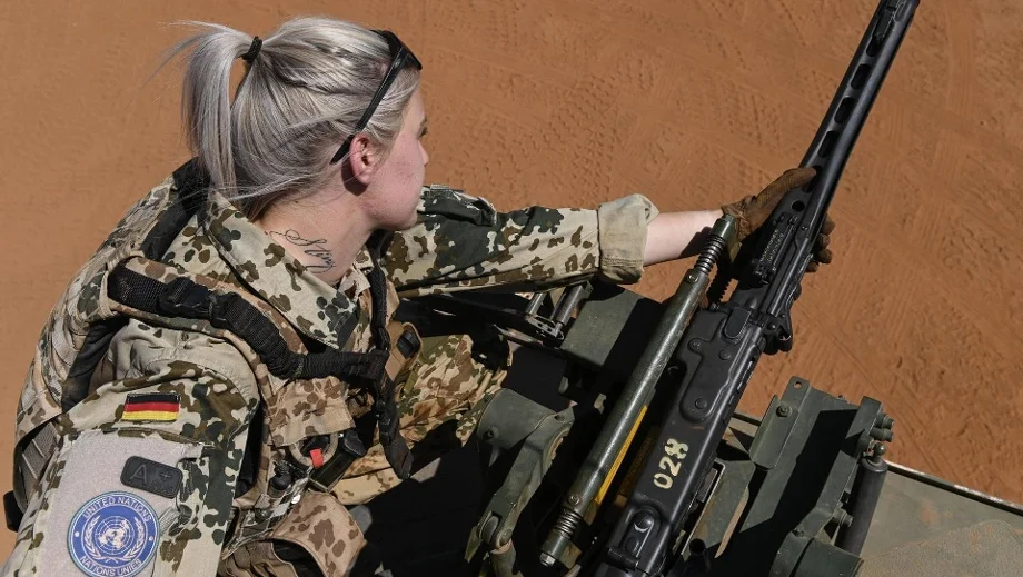 bundeswehrsoldatin-vor-einer-patrouillenfahrt-in-gao-mali-.webp