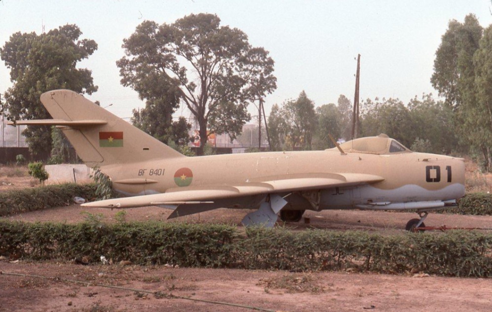Burkina Faso MiG-17F (BF8401).jpg