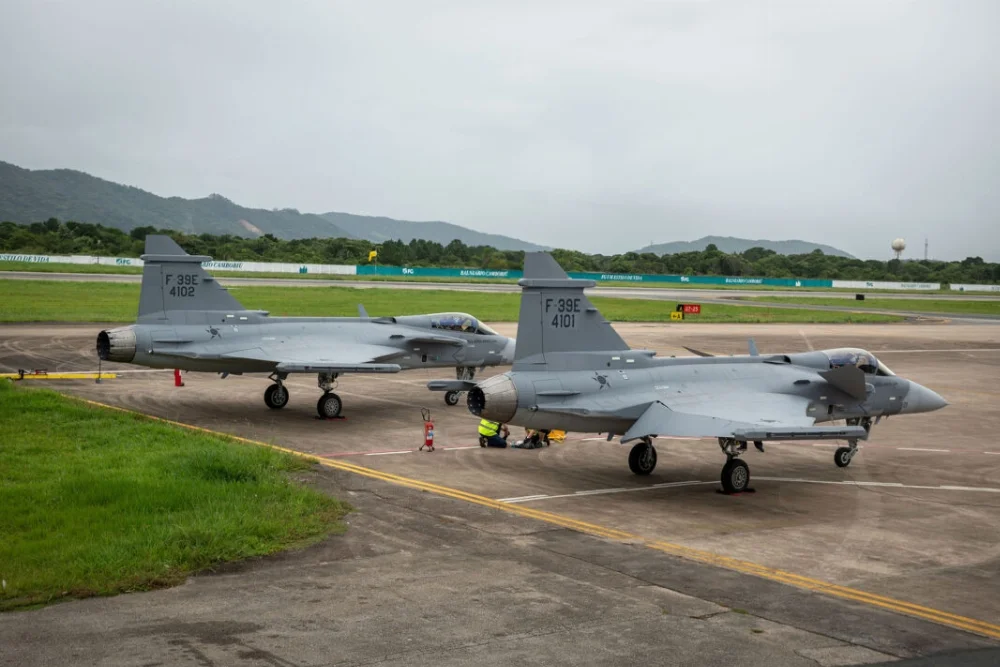 cacas-Gripen-E-de-serie-estao-no-Brasil-5-1068x713.webp