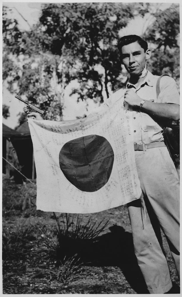 captured jaoanese flag new guinea 1943.webp