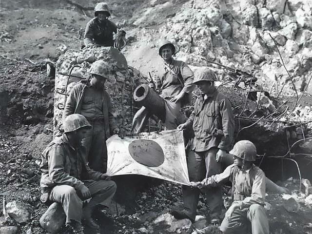 Captured_Japanese_flag_on_Iwo_Jima.jpg