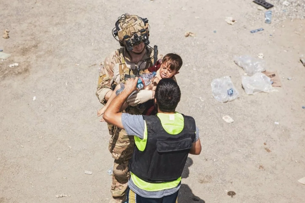 children Kabul airport3.webp