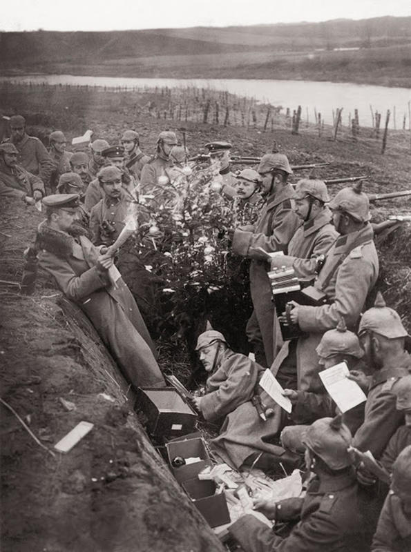 christmas-in-the-german-trenches-1914-photo-u1.jpg