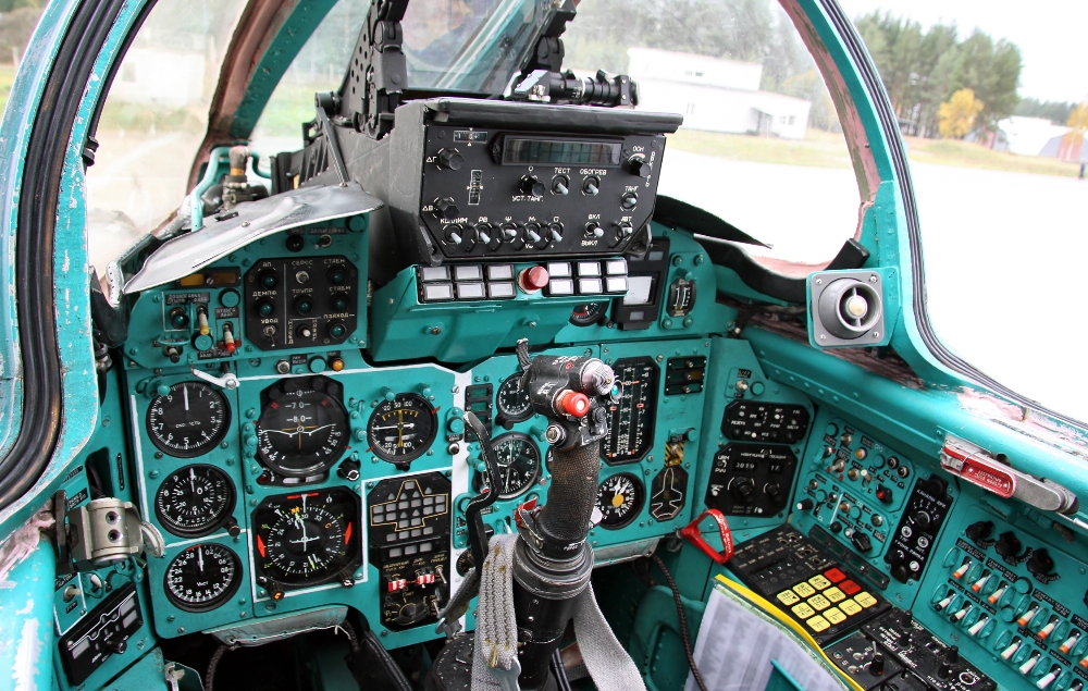 Cockpit_of_Mikoyan-Gurevich_MiG-31_%282%29.jpg
