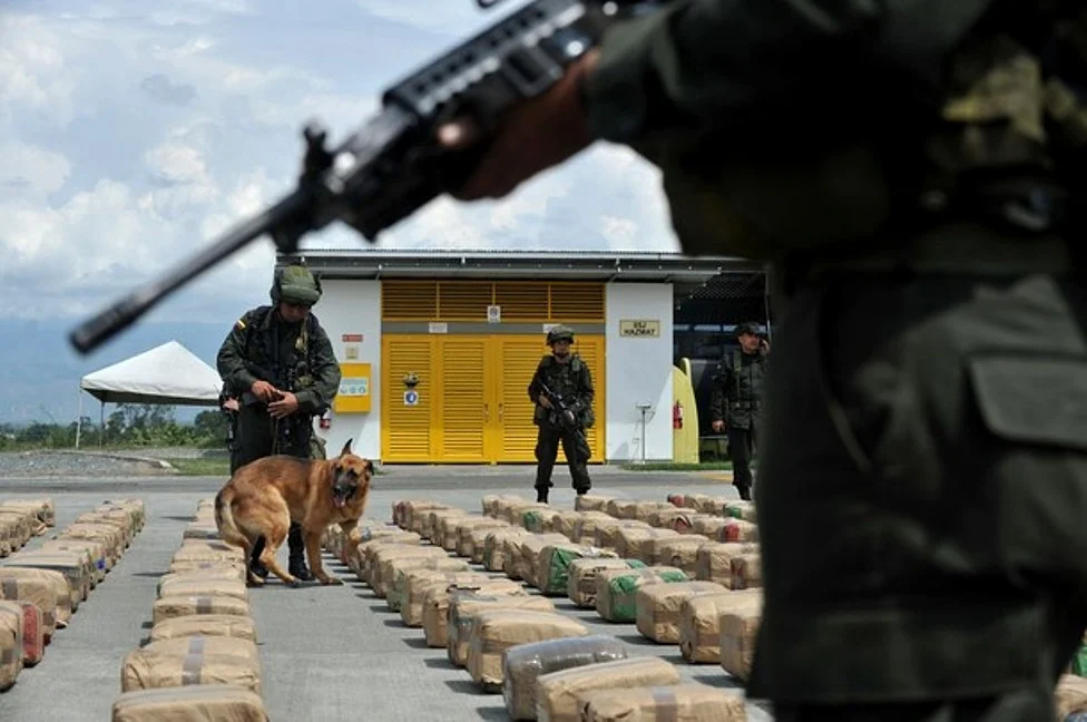 Colombian-policeman-anti-drug-unit-K9-B.webp