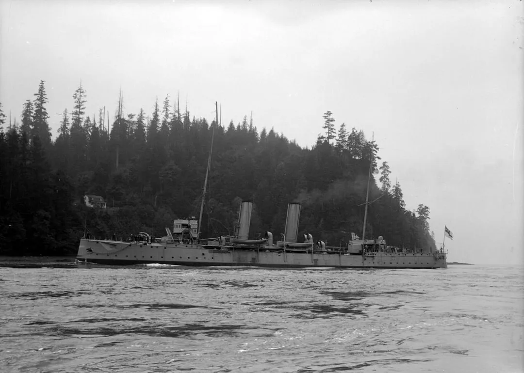 cruiser-hmcs-rainbow-at-vancouver-v0-zmhstid6d2de1.webp