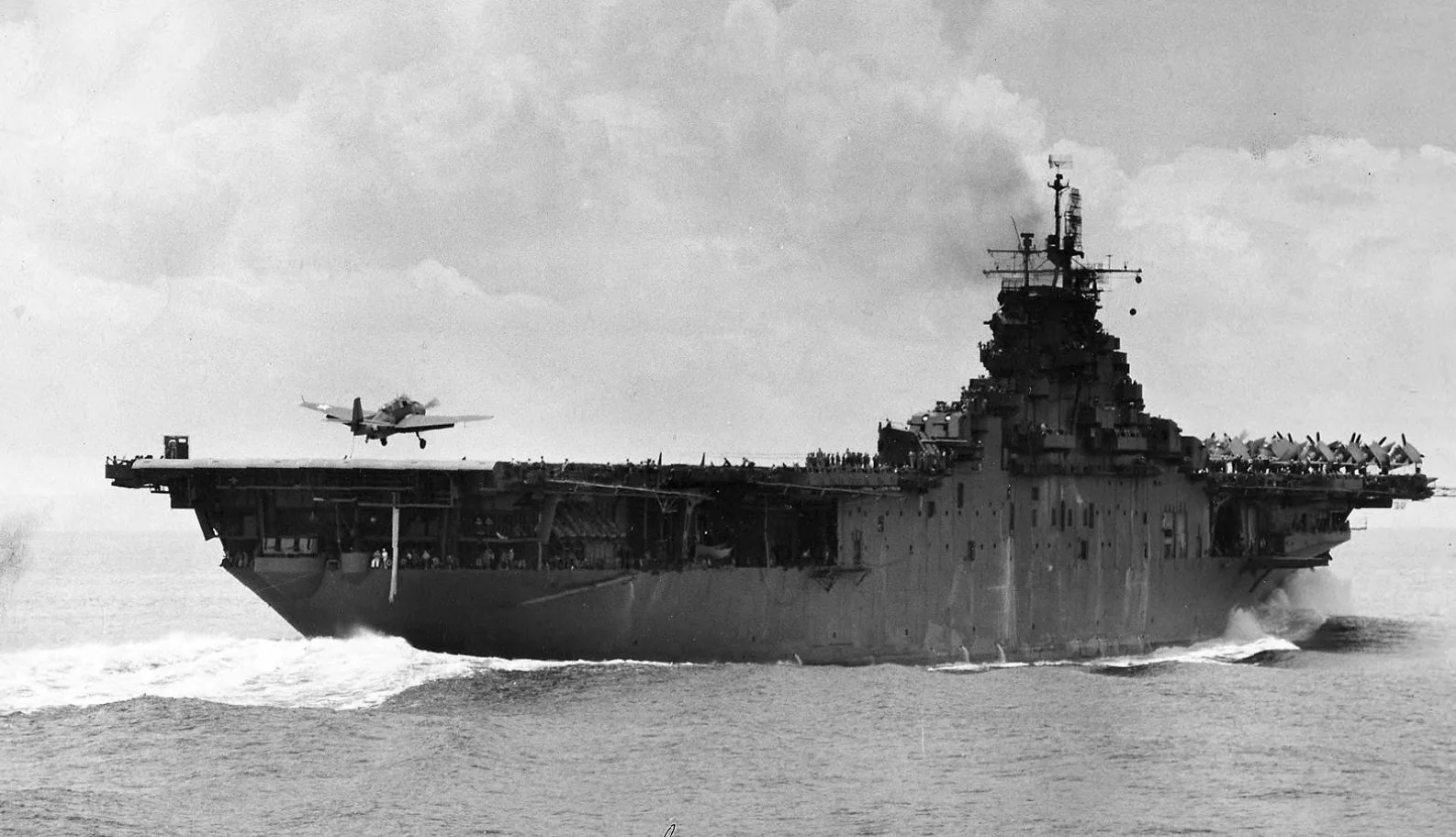 CV 9 USS Essex -036 - 1943.webp