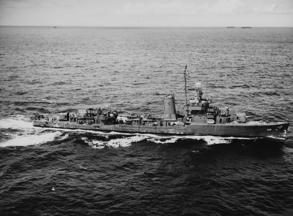 d-417-underway-on-6-december-1943-v0-ouumxuf3ma7d1.jpg