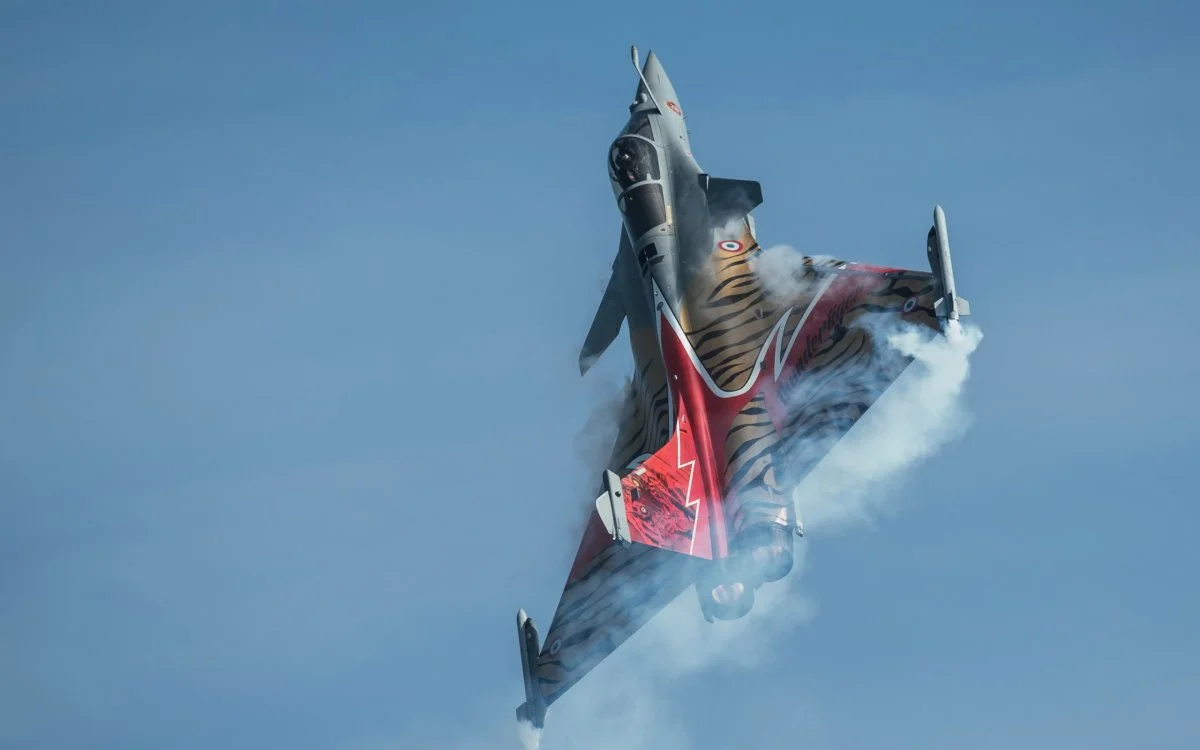 Dassault-Rafale-Tiger-Indian-Air-Force-Stunt-Air-Show-WallpapersByte-com-3840x2400.webp