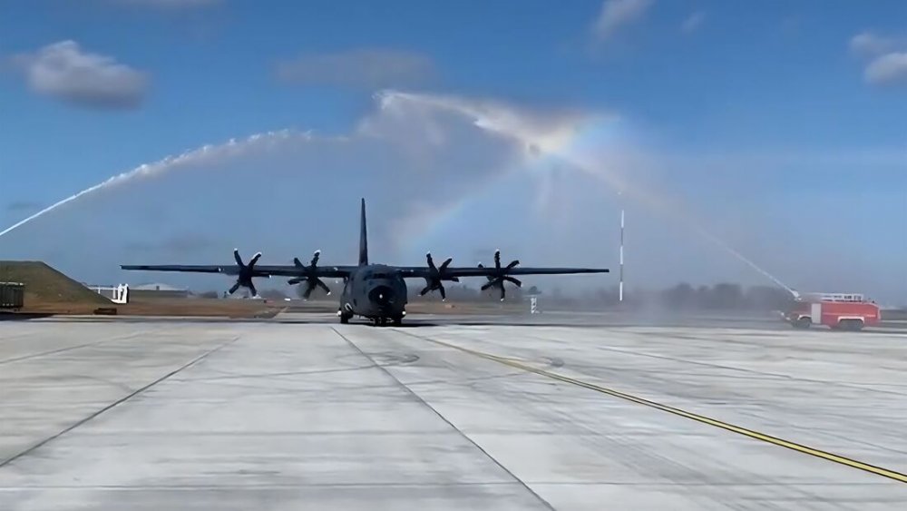 Die-erste-C-130J-30-fuer-die-Luftwaffe-traf-am-19-Februar-2022-in-Evreux-ein--169Gallery-896e4...jpg