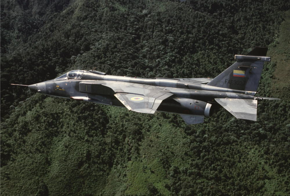 Ecuadorian Jaguar ES (FAE-302) of Esc 2111 inflight.png