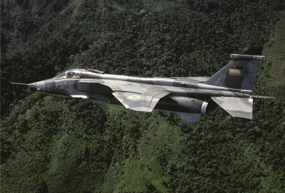 Ecuadorian Jaguar ES (FAE-302) of Esc 2111 inflight.webp