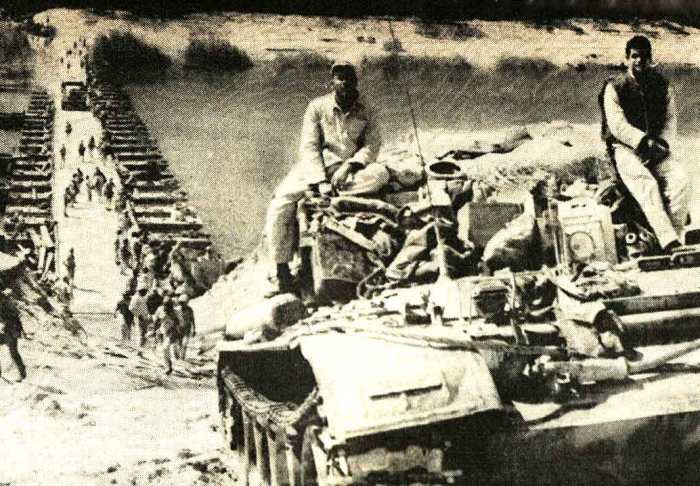 Egyptian-tanks-crossing-Suez-1973.jpg
