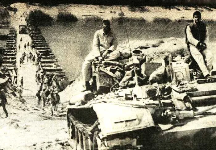 Egyptian-tanks-crossing-Suez-1973.webp